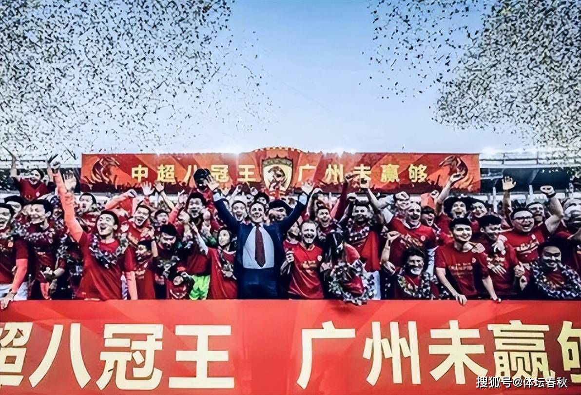 罗克是一个纯粹的中锋，尽管他也可以在边路活动。